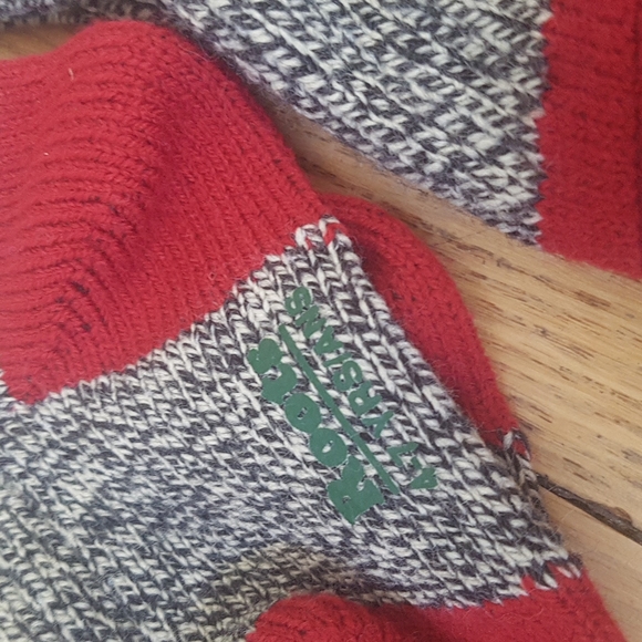 4 NEW Pairs of Kid's Cabin Socks - Picture 2 of 2